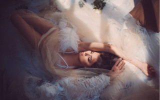 Woman white feathers dress flower - feather free wallpaper