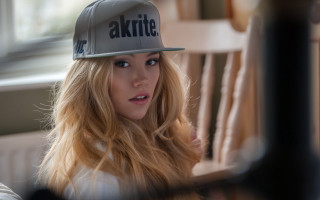 Woman hat sitting portrait blurry - a hat free wallpaper for desktop