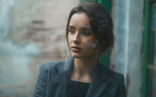 Elina karimova suit blue eyes - a blurry background of a building free wallpaper