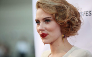 Red lipped blonde woman festival - her lip free wallpaper