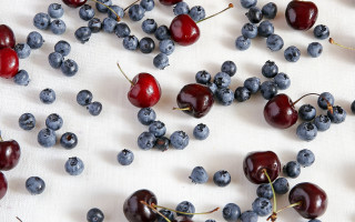 Cherries blueberries white surface cloth - corneille free wallpaper