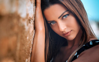 Woman leaning wall serious portrait 2 - ayshia taşkın free wallpaper