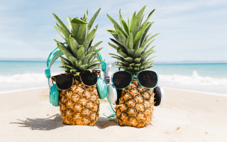 Pineapples sunglasses beach ocean blue - a pineapple free wallpaper