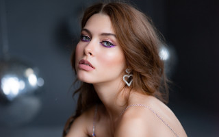 Romanticism brownhaired woman jewelry mirror - chernik free wallpaper for desktop