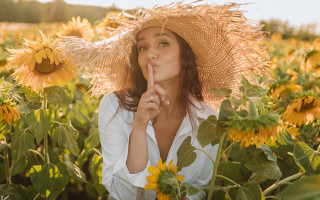 Sunflower field woman straw hat - her finger free wallpaper for desktop