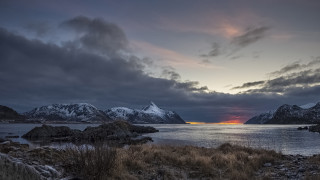 Lake mountains sunset clouds cityscape - dramatic light free wallpaper