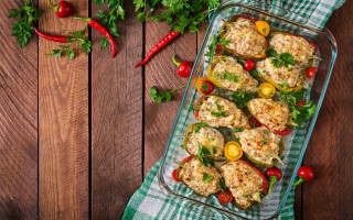 Glass dish chicken vegetables table - bela čikoš sesija free wallpaper