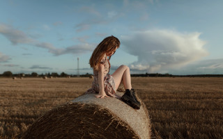 Girl hay bale wheat sky - figuration libre free wallpaper