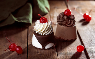 Three desserts chocolate cream cherries - chocolate free wallpaper