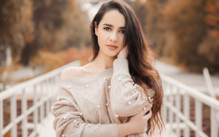 Bridge portrait longhair autumn bokeh - her cheek free wallpaper