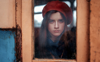 Woman red hat train window - a blue door free wallpaper