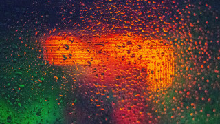Rainy window trafficlight redlight autumn - a close up of a window free wallpaper