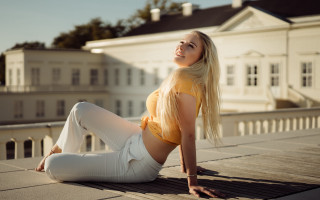 Woman yellow top roof sitting - a roof free wallpaper for desktop