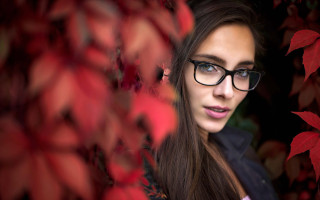 Woman glasses autumn leaves bokeh - the wall behind her free wallpaper