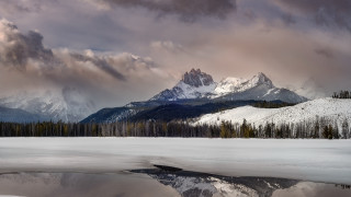 Mountain lake forest snow evening - a lake in the foreground and a forest in the background free wallpaper
