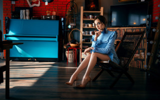 Woman sitting piano tv redbrick - a red brick wall free wallpaper