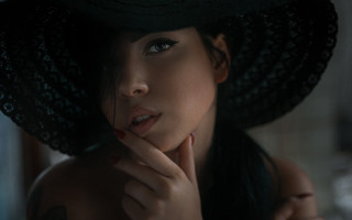 Woman hat portrait blurry depthoffield - under her chin free wallpaper