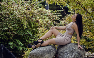 Woman sitting rock dress heels 2 - fashion photoshoot free wallpaper