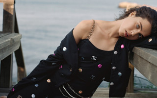 Woman bench ocean blurry redlips - vogue free wallpaper