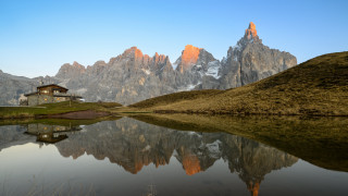 House lake mountains reflection foreground - a reflection free wallpaper