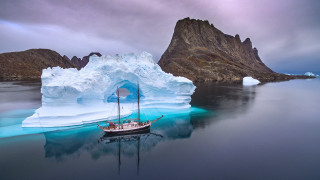 Boat iceberg ocean sky matte - a boat floating free wallpaper