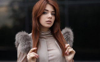 Redhead woman fur collar fashion - free forest wallpaper for desktop