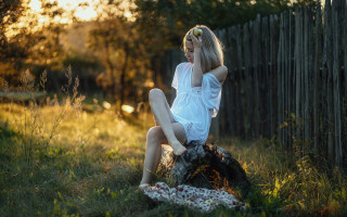 Woman sitting log autumn nature - artur tarnowski free wallpaper