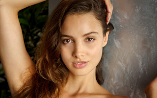 Woman posing long hair portrait - head and shoulders portrait free wallpaper for desktop