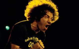 Man microphone yellow wig holding - moss free wallpaper