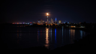 City skyline night full moon 5 - a full moon in the sky above free wallpaper