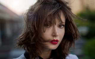 Woman redlipstick blackcollar streetcorner portrait - a street corner free wallpaper