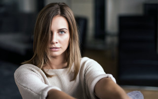 Serious woman chair crossed arms - arbeitsrat für kunst free wallpaper