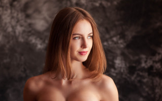 Woman portrait graywall darkbackground browneyes - a gray wall behind her free wallpaper