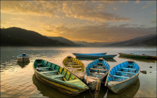 Boats lake mountains sunset clouds - a group of boats free wallpaper