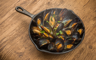 Mussels wooden table spoon still - a spoon free wallpaper