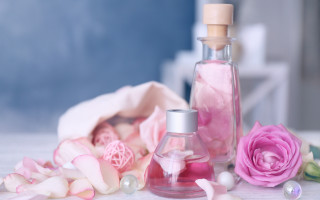 Perfume pink rose bouquet stilllife - free valentines wallpaper