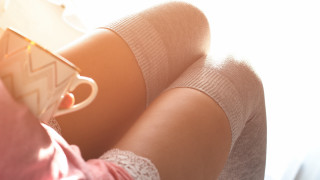 Woman sitting crossed lap book - her lap free wallpaper