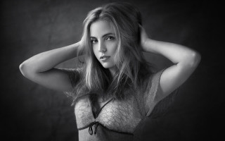 Woman gray shirt hands on - a gray shirt free wallpaper