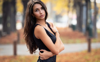 Elina karimova park portrait blurry - the background and a bench in the foreground free wallpaper