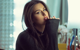 Woman mirror pose blurry bokeh - the mirror free wallpaper