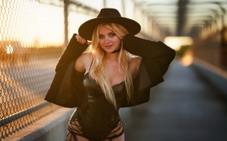 Evelyn abelson fence fashion portrait - fashion photoshoot free wallpaper