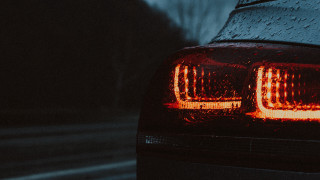 Rainy car tail lights tilt - the background behind free wallpaper