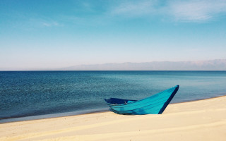 Blue boat beach sunny mountains - a blue boat free wallpaper