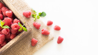 Wooden box raspberries leaves minimalist - byeon sangbyeok free wallpaper