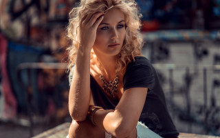 Woman bench graffiti portrait blonde - portrait photography free wallpaper