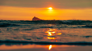 Sunset ocean rock wave shore - the sun shining free wallpaper