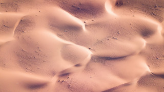 Desert sand dunes blurry sky - sand free wallpaper