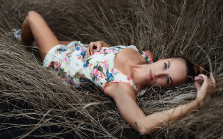 Woman field drygrass fashion portrait - dry grass free wallpaper