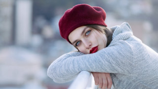 Woman red hat city portrait - looking free wallpaper for desktop
