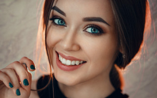 Woman blue eyes ring smiling - perfect eye free wallpaper